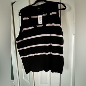 NWT Torrid 3X Pullover V-Neck Vest, black/white (almost lavender in some light)